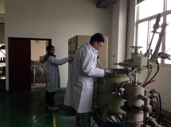 2018年7月，武漢南瑞技術(shù)人員夏兆輝正在操作真空熔煉爐，進(jìn)行納米碳合金材料的熔煉